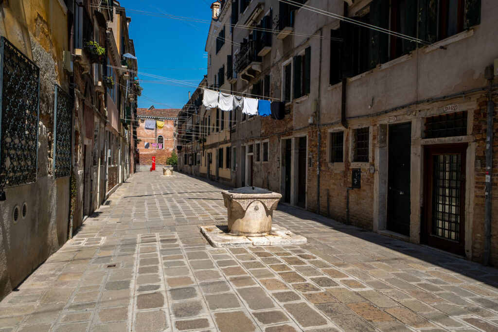 Calle con vera da pozzo, a pochi passi dalla casa