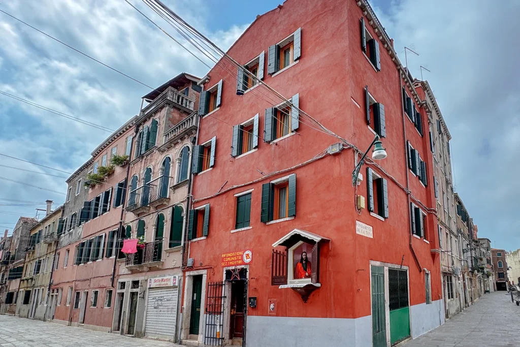 La casa con l’edicola votiva