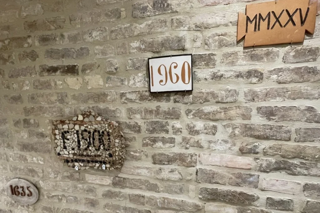 Numeri civici sul muro di mattoni